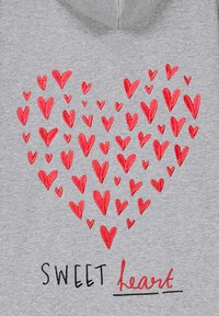 Felpa grigia con un design a forma di cuore composto da cuori rossi di varie dimensioni, con il testo "SWEET heart" in nero sotto la grafica.