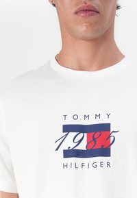 Tommy Hilfiger LINEAR FLAG GRAPHIC TEE UNISEX - Marškinėliai su spaudiniu - white