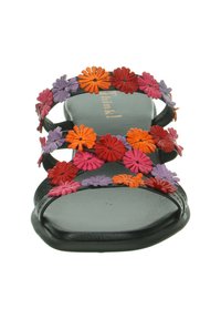 Schwarze Sandale mit drei Stoffblumenriemen in Rot, Lila und Orange. Verfügt über eine flache Sohle und ein Offene-Zehen-Design mit gepolstertem Fußbett.