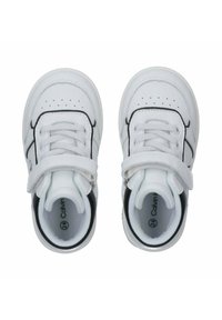 Sneakers bianchi con upper in materiale sintetico e accenti neri, chiusura con lacci e velcro, punta perforata e suola bianca curva.