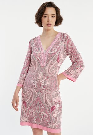 Roze paisley jurk met driekwartmouwen, V-hals en decoratieve roze knopen langs de halslijn. Gladde, lichte stof met patroon details.