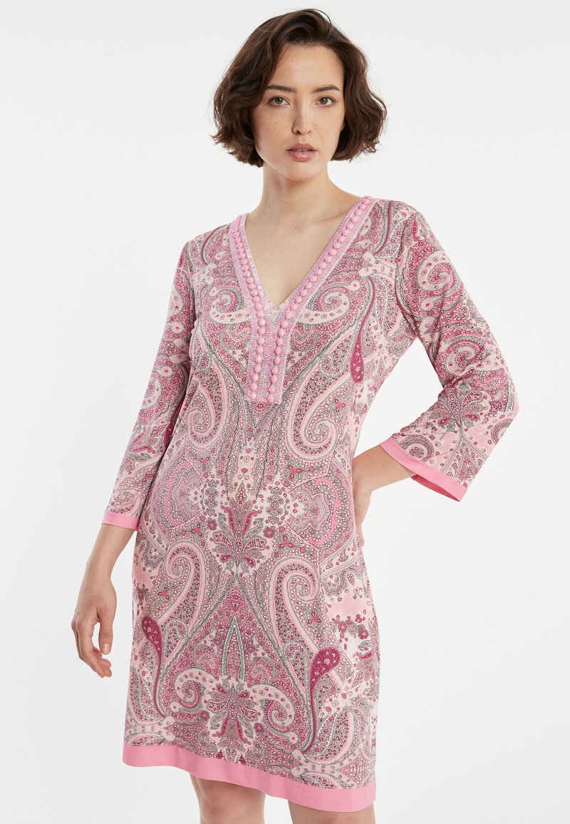 Rosa Paisley-Kleid mit drei Viertelärmeln, V-Ausschnitt und dekorativen rosa Knöpfen entlang des Ausschnitts. Glatter, leichter Stoff mit Musterdetails.