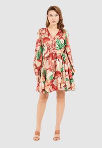 Abito floreale con maniche lunghe, design avvolgente e gonna arricciata in tonalità beige, rosso e verde. Completato con una cintura in tessuto.