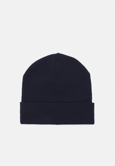 Jūros mėlynasis megztas kepurė su siaurėjančiu dizainu, sulengtu kraštu, lygiu paviršiumi ir nepertraukiama siūle viršuje.