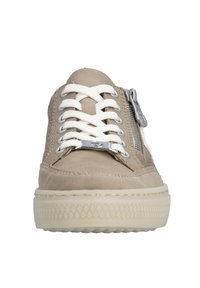 Baskets en daim beige avec lacets blancs, fermeture éclair latérale, semelle en caoutchouc et détails cousus. Texture lisse avec un design à bout rond.