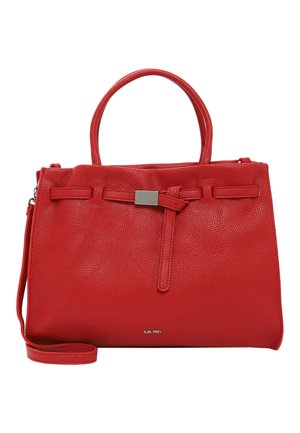 Czerwona skórzana torebka z górnymi uchwytami, regulowanym paskiem i srebrnym, prostokątnym elementem ozdobnym z przodu.