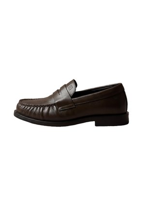 Mørkebrun læderloafer med rundet tå, slip-on design og en dekorativ rem tværs over overdelen.