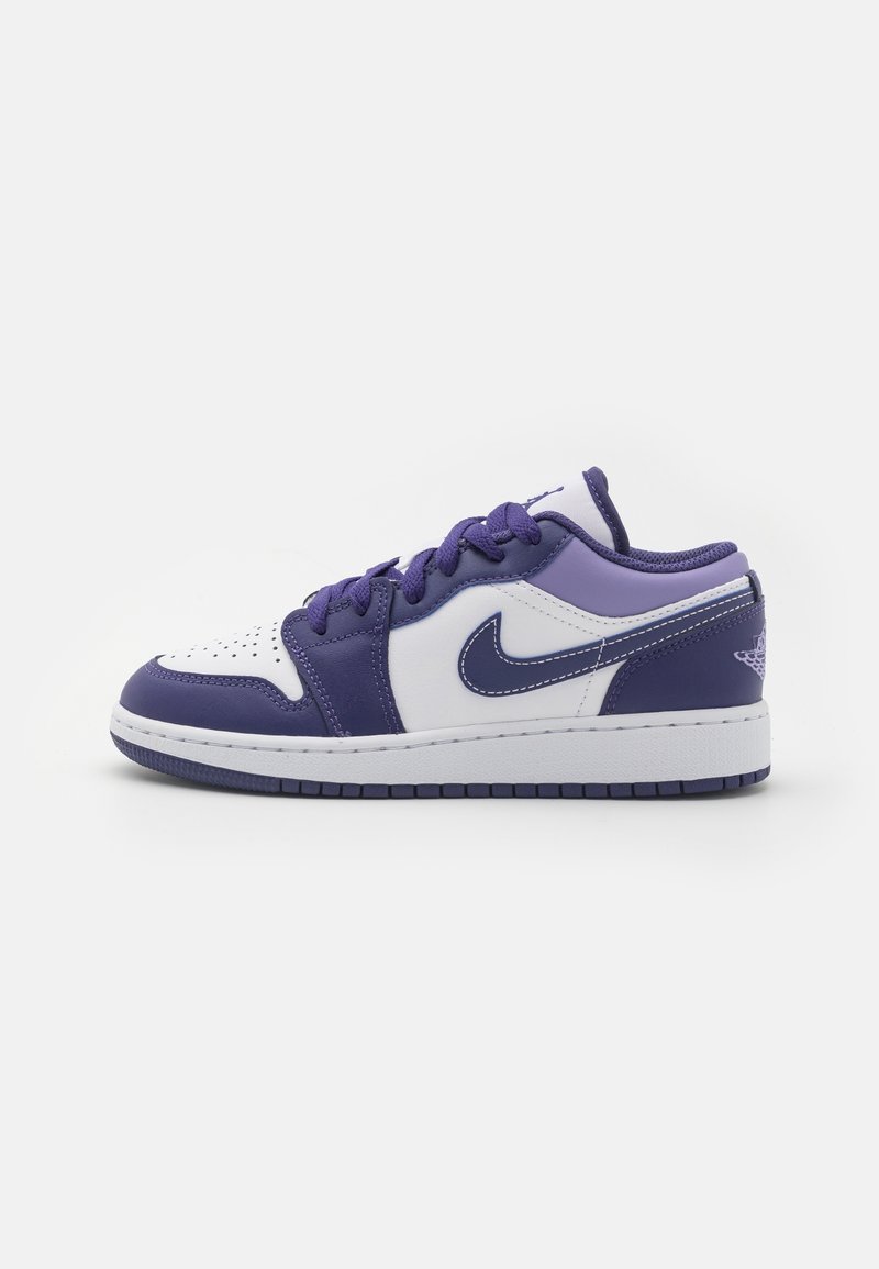 Baskets basses avec des panneaux violets et blancs, des lacets violets et un swoosh Nike visible sur le côté, présentées sur un fond blanc.