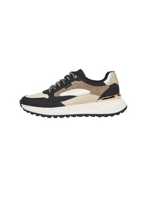 Baskets basses avec panneaux noir, beige et or métallique, lacets à motifs, semelle blanche épaisse et semelle extérieure noire texturée.