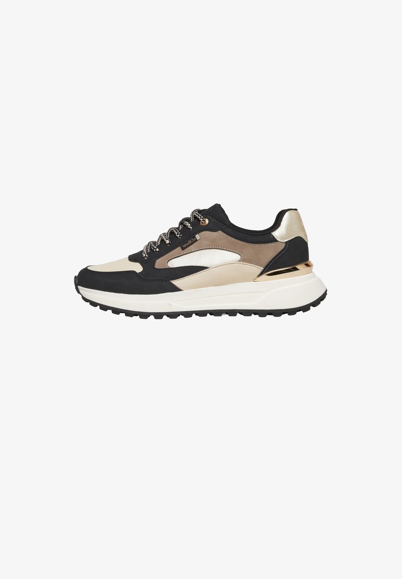 Low-top sneaker met zwarte, beige en metallic gouden panelen, patroonveters, dikke witte zool en een gestructureerde zwarte buitenzool.