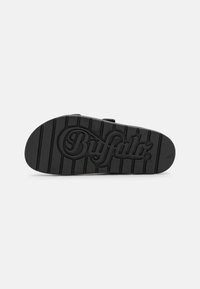 Talpa neagră din cauciuc, cu textură zimțată, având branding embosat și margine netedă, concepută pentru durabilitate și aderență.