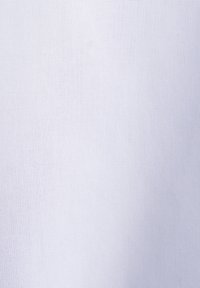 Biały materiał o gładkiej, równej fakturze. Lekki materiał ma matowe wykończenie i wygląda na bawełnę lub mieszankę bawełny.