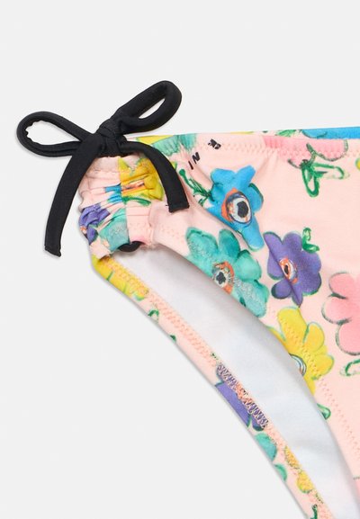 Bas de bikini rose avec un motif floral coloré et un nœud noir noué sur le côté gauche.