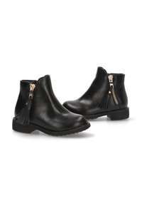 Botas de tobillo negras de cuero suave, con cremallera lateral, detalle de borlas y un tacón bajo apilado. Suela de goma para mayor tracción.
