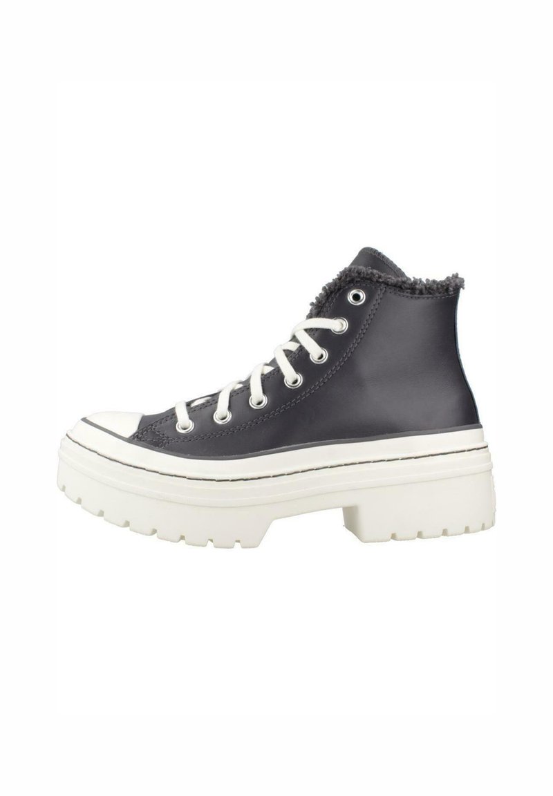 Schwarzer High-Top-Sneaker mit weißer, klobiger Sohle, weißen Schnürsenkeln und Fleece-Futter rund um den Knöchelkragen, Seitenansicht vor weißem Hintergrund.