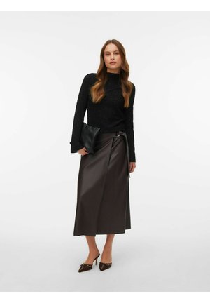 Zwarte textuur lange mouwen top, donkerbruine leren wikkelrok, zwarte clutch en bruine puntige hakken met studs. Eenvoudig en modern ontwerp.