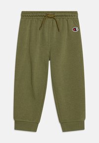 Pantalones de chándal verde oliva con cintura elástica y cordón, presentan puños acanalados y una pequeña etiqueta con logo en el muslo izquierdo.