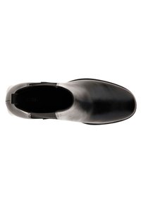 Stivale in pelle nera alla caviglia con pannelli elastici laterali, punta arrotondata e finitura liscia. La suola è leggermente rialzata con un design minimalista.