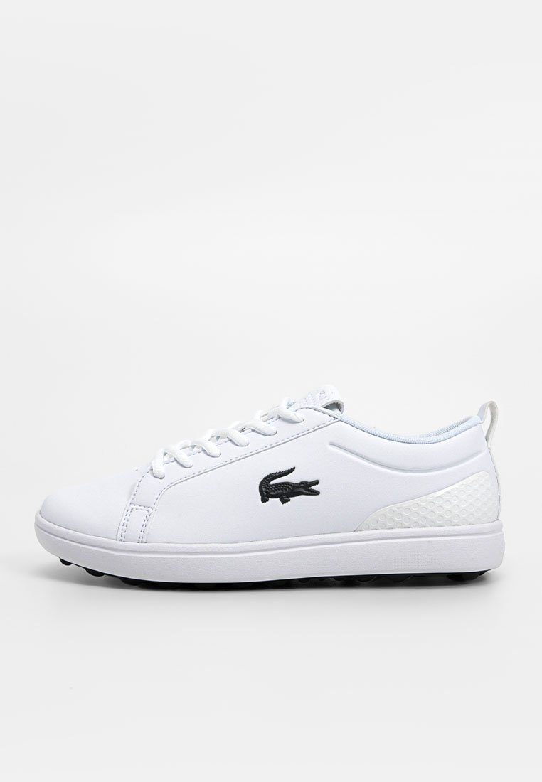 Zapatillas deportivas blancas hechas de material sintético, con un logo negro, acentos texturizados en los laterales y un diseño de perfil bajo con cordones.