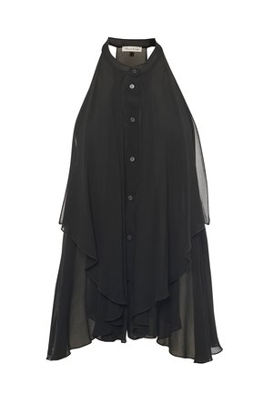 Blouse en chiffon noir avec un col montant, fermeture par boutons et design superposé. Caractéristiques d'un tissu transparent et d'une silhouette fluide et asymétrique.