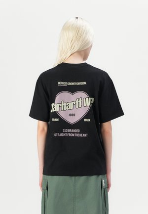 T-shirt in cotone nero con una grande grafica a forma di cuore con "Carhartt WP" e testo in bianco e rosa. Collo rotondo e maniche corte.