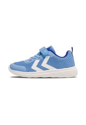 Blauwe mesh sport schoen met witte accenten, voorzien van een klittenbandsluiting en veters, een gestructureerde bovenkant en een witte rubberen zool.