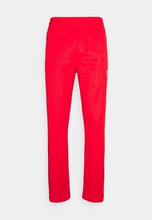Rote Sporthose mit elastischem Bund und geraden Beinen, mit einem kleinen weißen Logo am oberen linken Oberschenkel.