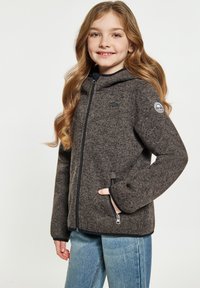 Giacca in pile grigia scura con cappuccio, zip frontale, due tasche laterali e una toppa con logo sulla manica. Tessuto testurizzato, vestibilità comoda.