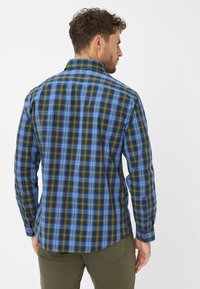 Kariertes Hemd in Blau-, Grün- und Gelbtönen. Verfügt über einen Button-Down-Kragen, lange Ärmel und einen abgerundeten Saum. Der Stoff hat eine glatte Textur.