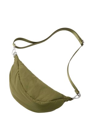 Olivengrøn polstret halvmåneformet crossbody-taske med justerbar rem og sølvfarvede metalspænder på hvid baggrund.