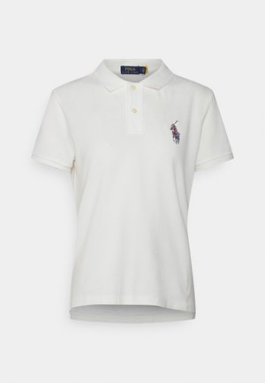 Vit kortärmad polo skjorta med två knappar och en flerfärgad broderad polo-spelare logotyp på vänster bröst.