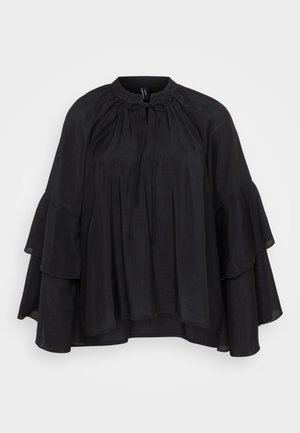 Fekete blúz kerek nyakkivágással, zsinóros részletekkel és réteges, harang hosszú ujjakkal. Könnyű, puha anyagból készült.