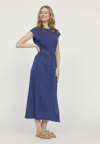 Robe midi en denim bleu foncé, dotée de manches courtes, d'une taille ceinturée avec une boucle circulaire et d'une jupe fluide avec des fentes sur les côtés.