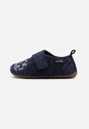 Chausson enfant gris foncé avec bride auto-agrippante, motif brodé de ballon de football à l'avant, semelle souple et étiquette de marque sur le côté.