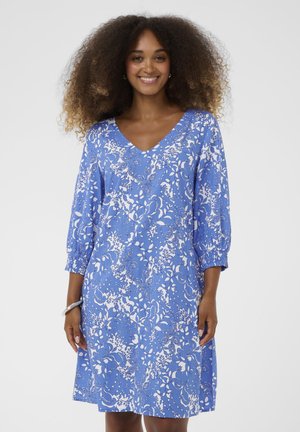 Modré kvetované šaty s výstrihom do V, trojštvrtinovými rukávmi so záhybmi a voľným strihom. Vzor tvoria biele kvety a materiál je mäkký a ľahký.