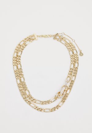 Collar de cadena dorada de doble capa con eslabones rectangulares y ovalados, con un cierre incrustado de pedrería y un extensor de cadena ajustable.