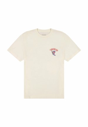 Beige T-shirt met korte mouwen en ronde hals, met rode en blauwe 'Wrangler' tekst en laarsafbeelding op de linkerborst.