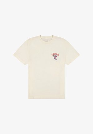 Camiseta beige de manga corta con cuello redondo, con texto "Wrangler" en rojo y azul y gráfico de bota en el pecho izquierdo.