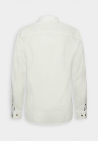 Camicia bianca a maniche lunghe realizzata in tessuto leggero, caratterizzata da un collo classico, polsi con bottoni e un design dritto.