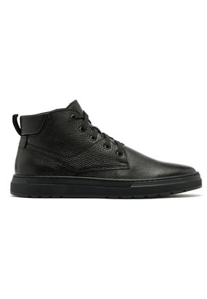 Botte noire en cuir montant à la cheville avec fermeture à lacets à l'avant, col rembourré, surface texturée et semelle en caoutchouc, présentée en profil latéral complet sur fond blanc.
