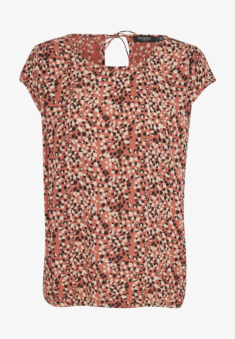 Blusa con estampado floral en color coral, con mangas cortas y cuello redondo. Presenta un detalle de ojal en la parte trasera y una textura suave y ligera.