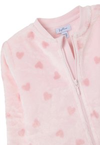 Rosa Fleecejacke mit Reißverschluss, die eine weiche Textur und kleine Herzmuster in einem etwas dunkleren Rosa aufweist.