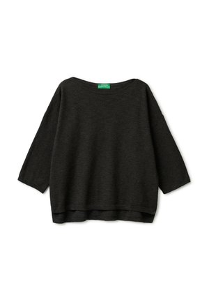 Czarny sweter z długim rękawem o teksturowanej powierzchni, z szerokim, okrągłym dekoltem i luźnym krojem, rozłożony na płasko na białym tle.