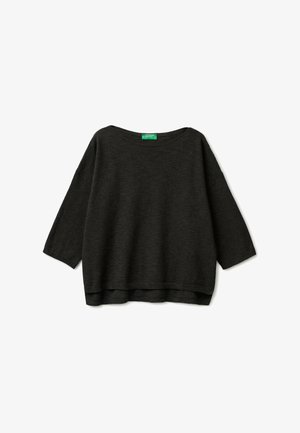 Zwarte gebreide trui met lange mouwen, een brede ronde halslijn en een losse pasvorm, plat liggend op een witte achtergrond.