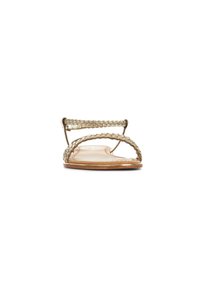 Sandali piatti con cinturini metallici intrecciati, design con punta aperta e suola leggermente imbottita, caratterizzati da un colore beige e una texture liscia.