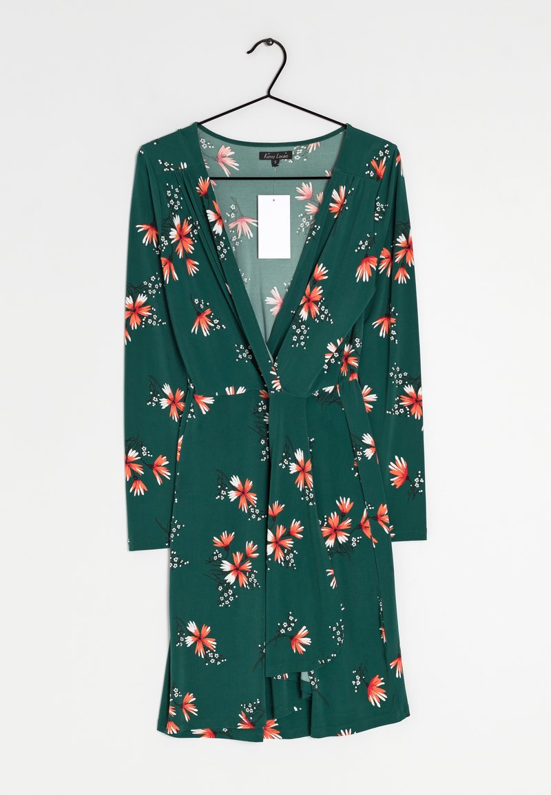 Zelené květované šaty s dlouhými rukávy, zdobené červenými a bílými květinovými vzory, hlubokým výstřihem do V a látkovým páskem v pase.