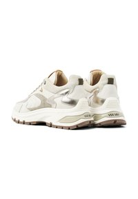 Sneaker mit einer Mischung aus Creme- und Metallic-Akzenten, einem voluminösen Design, strukturierten Materialien und einer robusten Gummisohle.