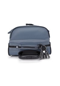 Blå nylontvättväska med dubbla dragkedjor, ett svart handtag och en svart tagg med en tecknad figur. Texturerat tyg och förstärkt botten.