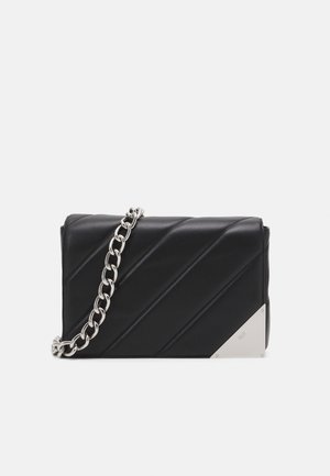 Borsa a tracolla nera in pelle con motivi di cucitura diagonali, tracolla in catena argentata e angoli metallici. Forma rettangolare, texture liscia.