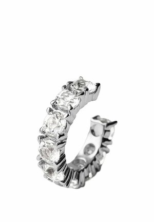 Conjunto de pendientes de aro plateado con piedras preciosas redondas y transparentes distribuidas uniformemente por toda la superficie exterior sobre un fondo blanco.